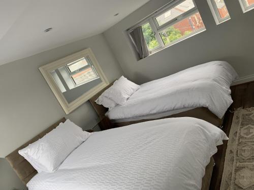 Adanhouse-stockland spacious 5 bedroom house sleeps 12 private garden