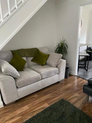 CONTRACTORS OR FAMILY HOUSE M1 Nottingham - IKEA RETAIL PARK - SWINDON CLOSE - 2 Bed Home with Drive in 金伯利