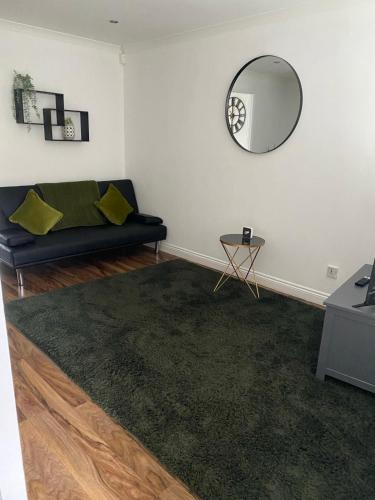 CONTRACTORS OR FAMILY HOUSE M1 Nottingham - IKEA RETAIL PARK - SWINDON CLOSE - 2 Bed Home with Drive in 金伯利