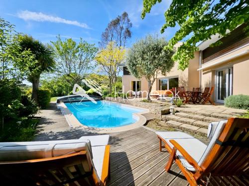 Luxury ! Villa avec piscine - Vue 180 sur le golf gîte à louer Méné Guen