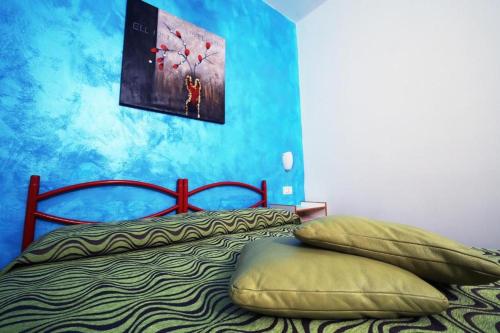 2 queen beds, 1 twin bed