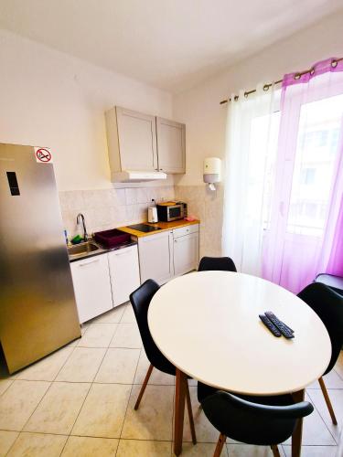 Twin Room with Shared Bathroom image 1