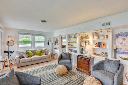 Rome City Lake House with Dock and Waterfront Views! in Kendallville, USA