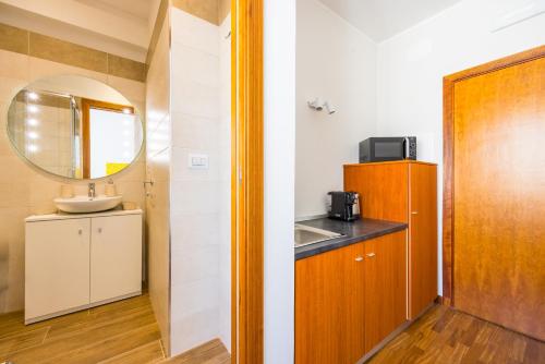 Small Single Room image 5