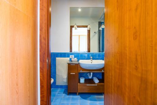 Triple Room with Sea View image 9