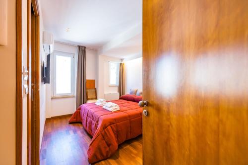 Small Double Room image 9