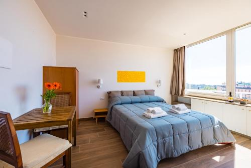 Deluxe Double Room with Side Sea View image 10