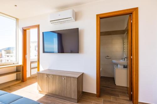 Deluxe Double Room with Side Sea View image 9