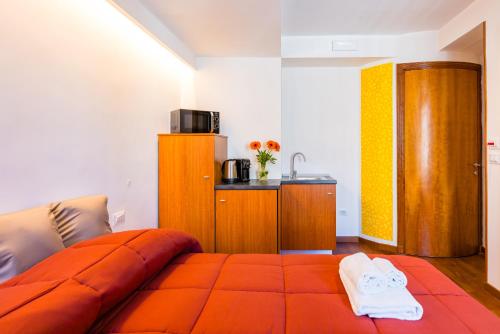 Small Double Room image 5