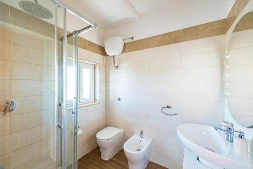 Deluxe Double Room with Side Sea View image 6