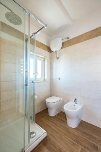 Deluxe Double Room with Side Sea View image 4