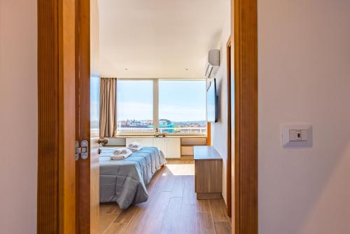 Deluxe Double Room with Side Sea View image 1