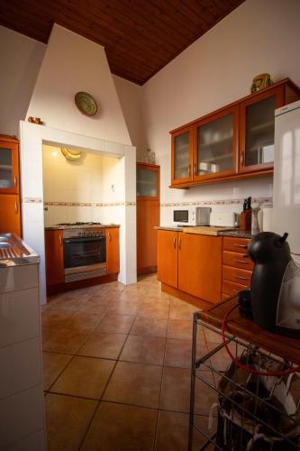 Kitchen, Urban Beach - Casa Amarela in Vale de Covo