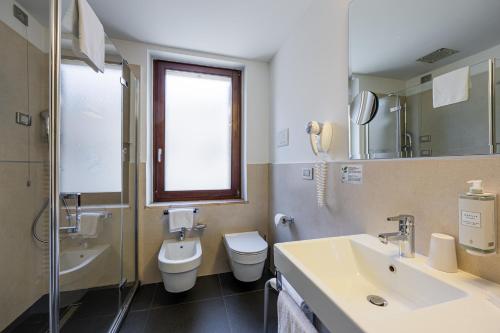 Superior Double Room image 10