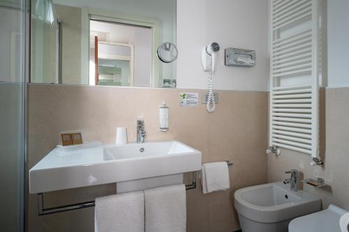 Superior Double Room image 6