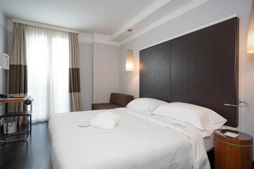 Superior Double Room image 9