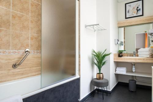 room detail thumbnail 2