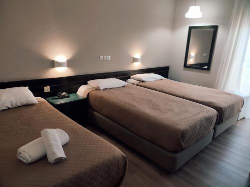 2 twin beds, 1 sofa bed