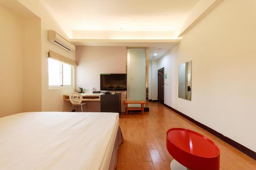 Standard King Room image 4