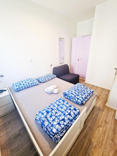 Double Room with Shared Bathroom image 1