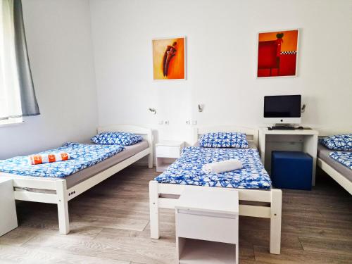 Triple Room with Shared Bathroom image 7