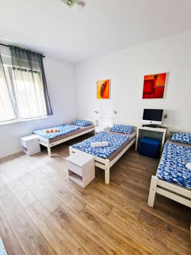 Triple Room with Shared Bathroom image 9