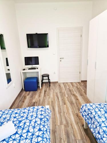 Twin Room with Shared Toilet image 7