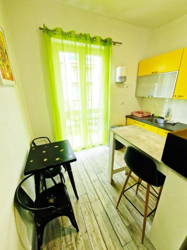 Twin Room with Shared Toilet image 1