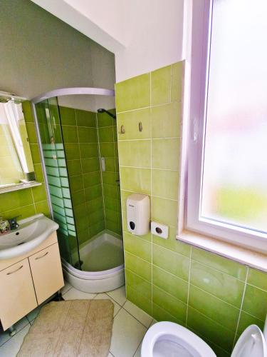 Twin Room with Shared Toilet image 3