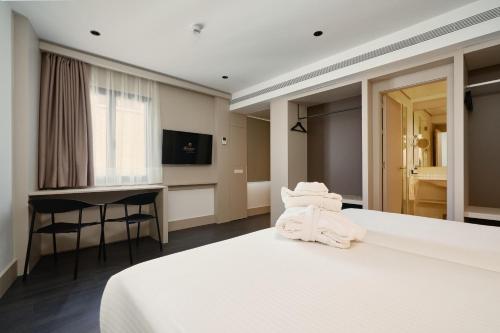Standard Double Room image 5