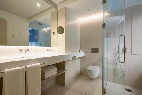 Deluxe Double Room with Balcony image 6