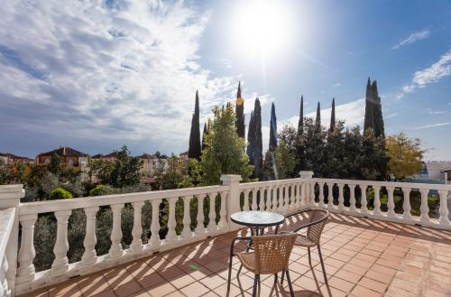 Hotel Abades Benacazon in เบนาคาซอน