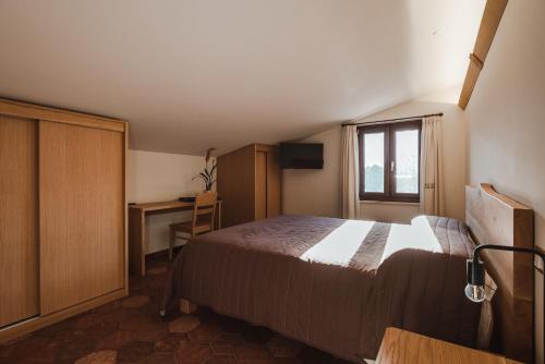 1 king bed, 2 twin beds