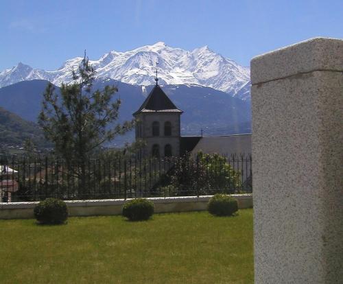 Un étage complet dans une tour médiévale rénovée au cœur du Pays du Mont-Blanc - Location saisonnière - Sallanches