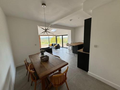 The Hayloft, Modern 4 Bed, 8 person, Barn Conversion in a Rural Location with Great Access & Hot Tub in ברנסלי