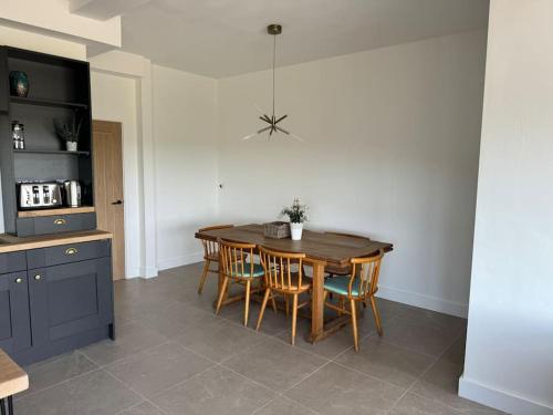 The Hayloft, Modern 4 Bed, 8 person, Barn Conversion in a Rural Location with Great Access & Hot Tub in ברנסלי