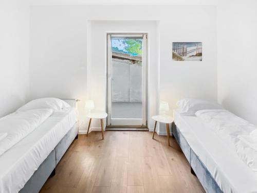4 twin beds