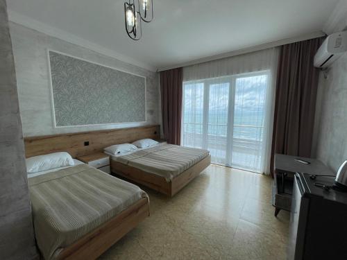 1 double bed, 1 twin bed
