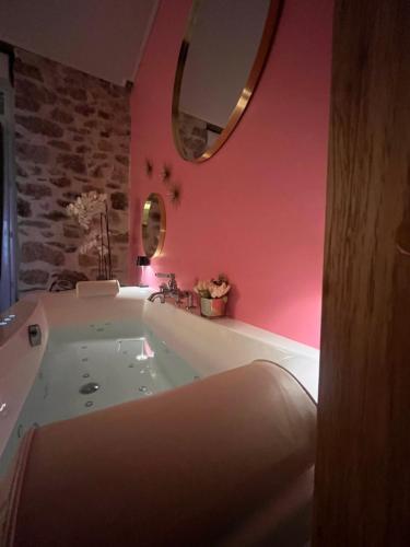 Hot tub, Suite Love Room Les Secrets d'Eden Rose- escapade romantique a 2 in Limoges