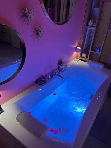 Hot tub, Suite Love Room Les Secrets d'Eden Rose- escapade romantique a 2 in Limoges