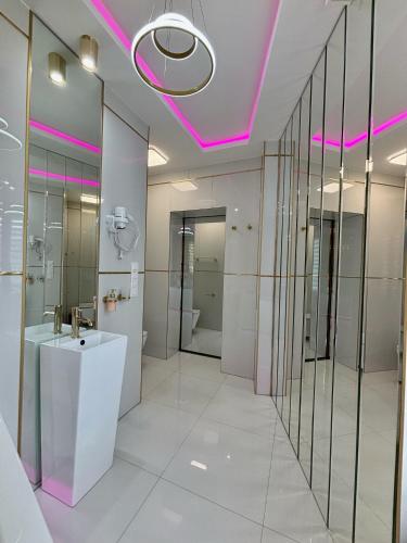 Apartament "Gold Luxury Dubai" Centrum z dużą wanną dla Dwojga