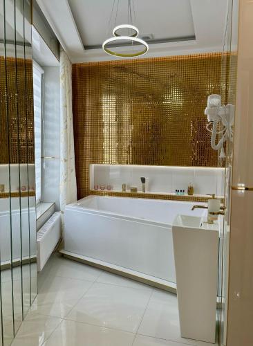 Apartament "Gold Luxury Dubai" Centrum z dużą wanną dla Dwojga