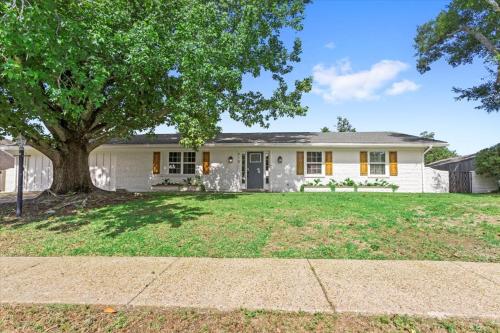 Ranch Home Gem 5BR Home Sleeps 12 with Game Room in Gulfport, USA