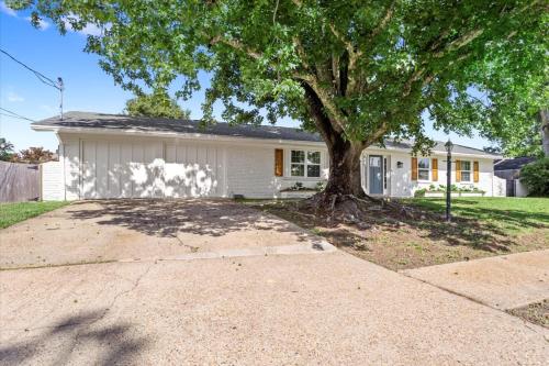 Ranch Home Gem 5BR Home Sleeps 12 with Game Room in Gulfport, USA