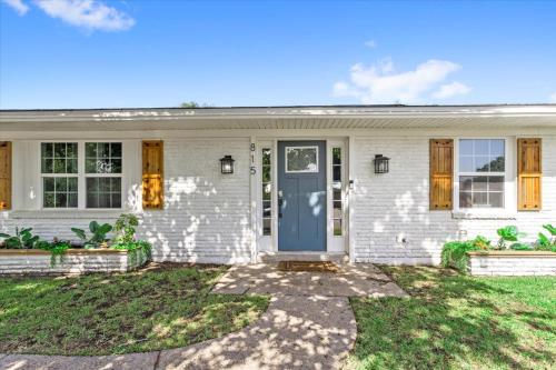 Ranch Home Gem 5BR Home Sleeps 12 with Game Room in Gulfport, USA