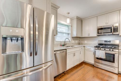 Chic College Park Cottage about 2 Mi to Main Street! in Atlanta, USA
