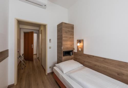 1 twin bed