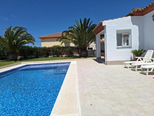 Charming villa in Chiclana de la Frontera with private pool - image 2
