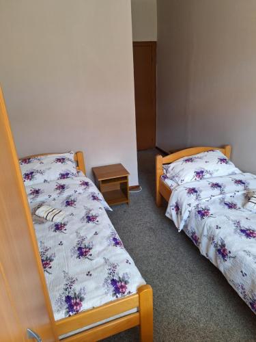 1 double bed, 2 twin beds