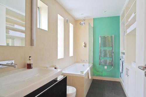 Comfortable Waterloo Home - image 9